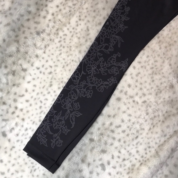 lululemon athletica Pants - LULULEMON 3/4 Length Leggings with Detail